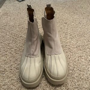 Cream Universal Threads Boots